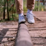 équilibre sur un tronc d'arbre